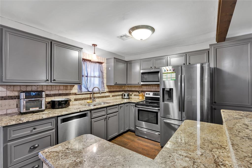 611 S Leach Avenue Property Photo 15