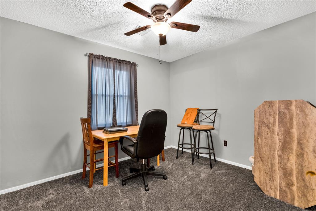 611 S Leach Avenue Property Photo 21
