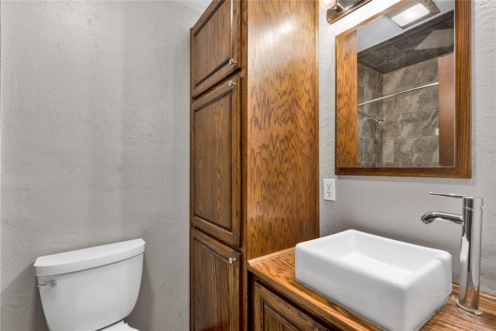 611 S Leach Avenue Property Photo 25