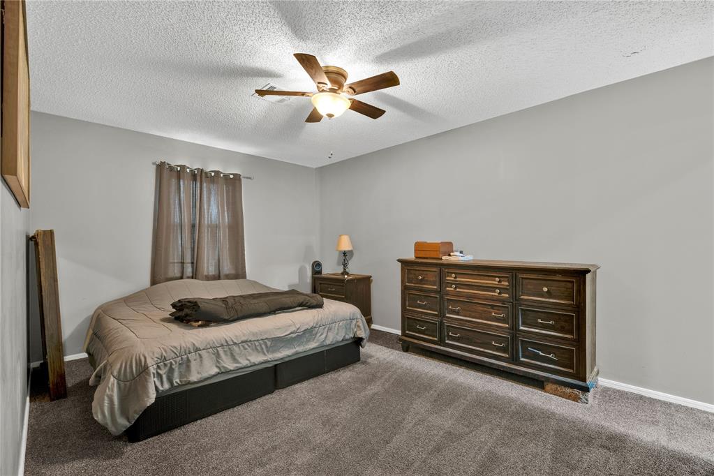611 S Leach Avenue Property Photo 27
