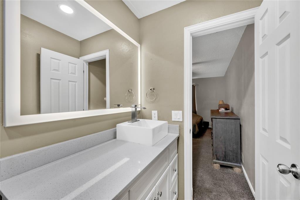 611 S Leach Avenue Property Photo 28