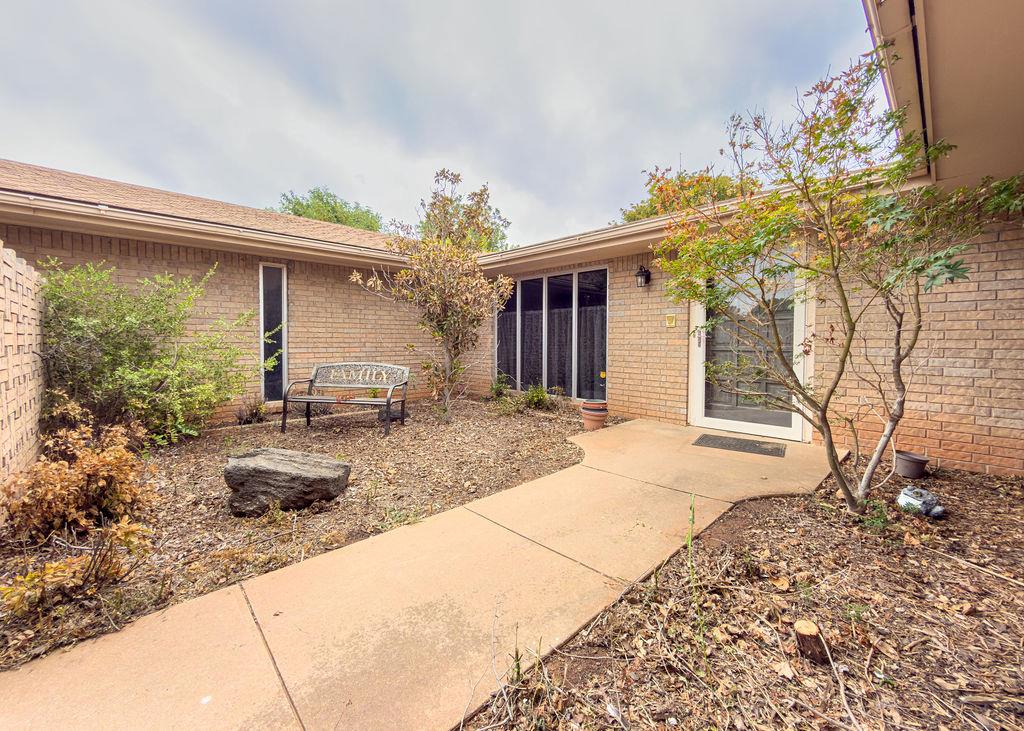 1109 Sherwood Road Property Photo 2