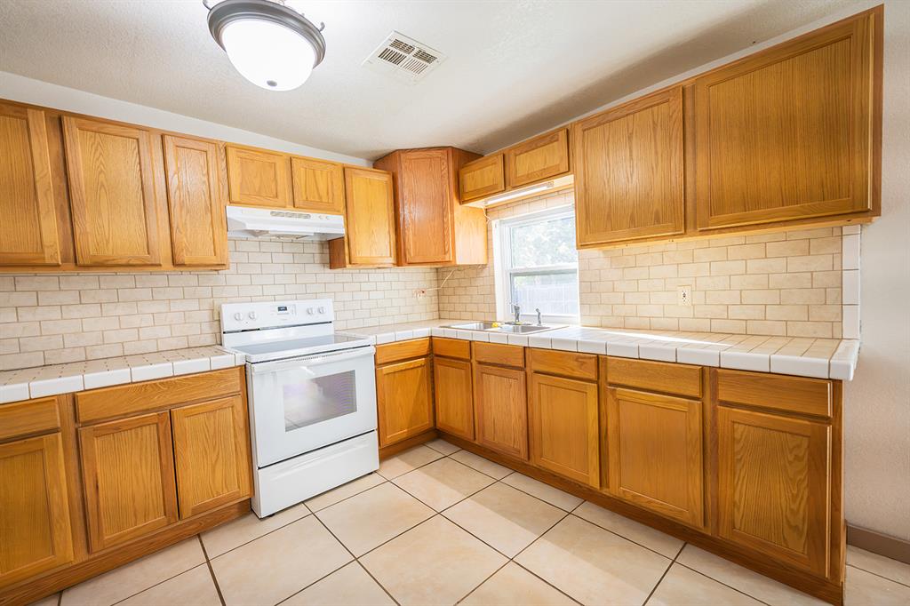 603 E Charles Street Property Photo 8