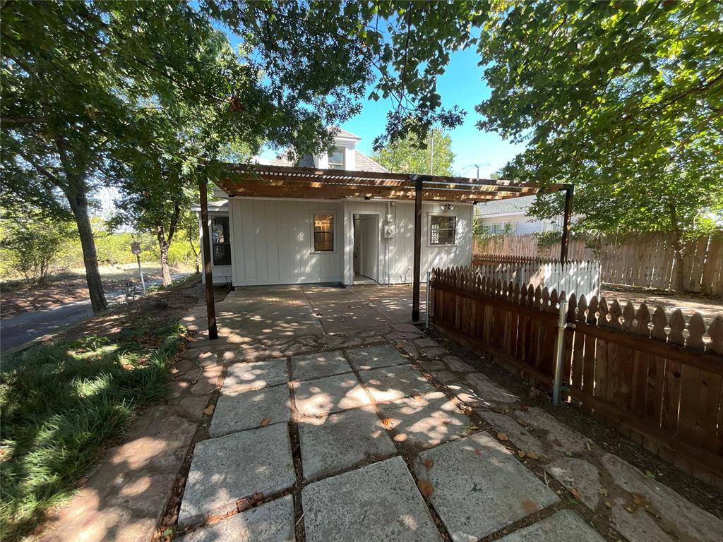 323 W 7th Street Property Photo 5