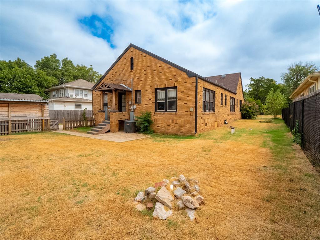 610 S Hoff Avenue Property Photo 9