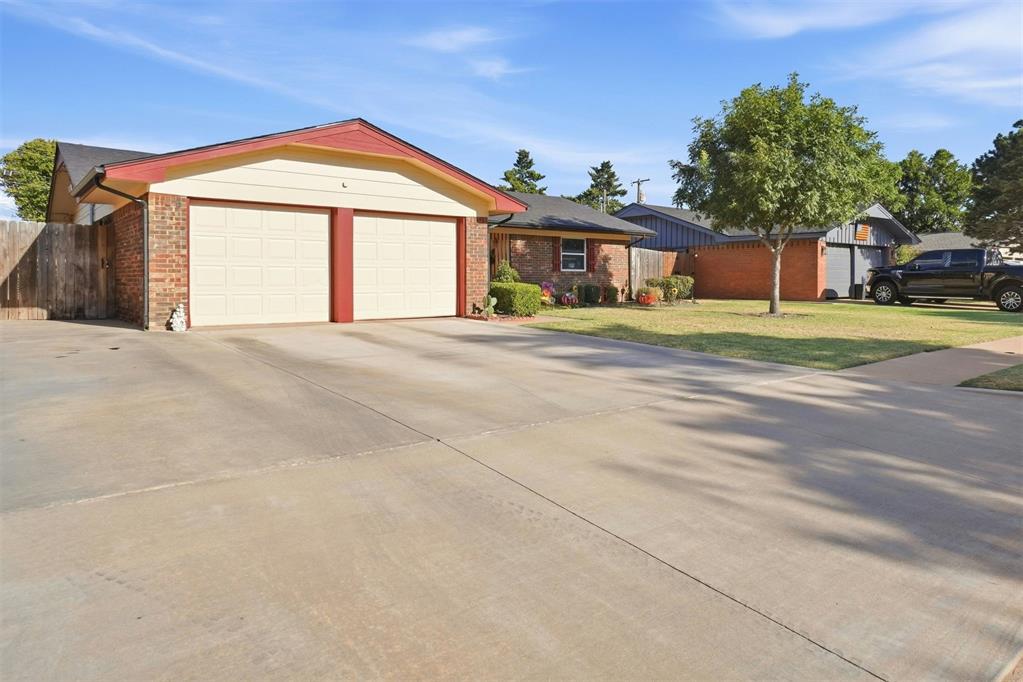 2512 Cherokee Strip Street Property Photo 4