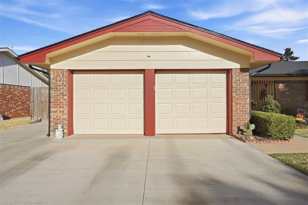 2512 Cherokee Strip Street Property Photo 5