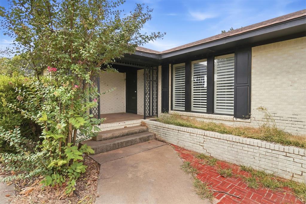 525 Lakeside Drive Property Photo 3