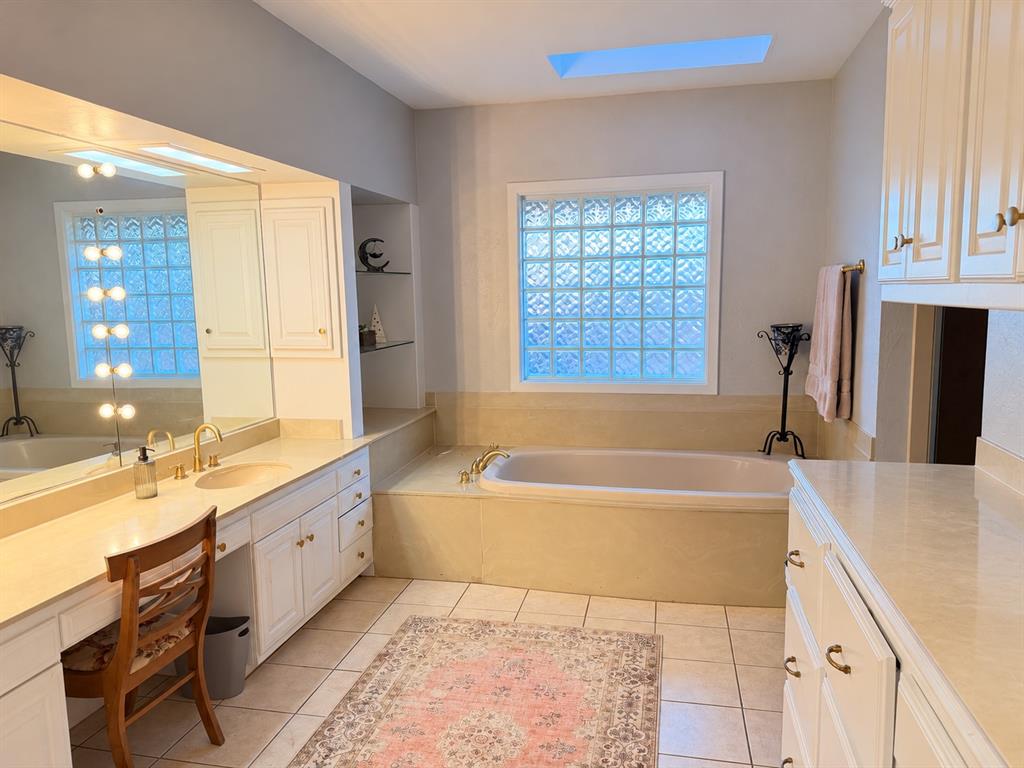 4205 N Upper Lake Drive Property Photo 9