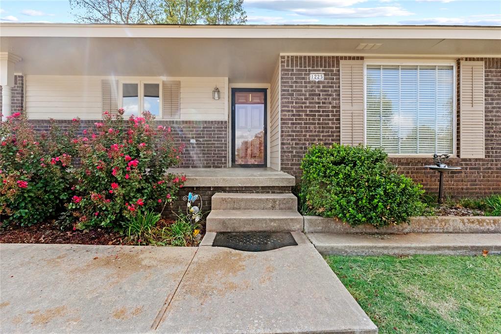 1225 N Indiana Street Property Photo 2