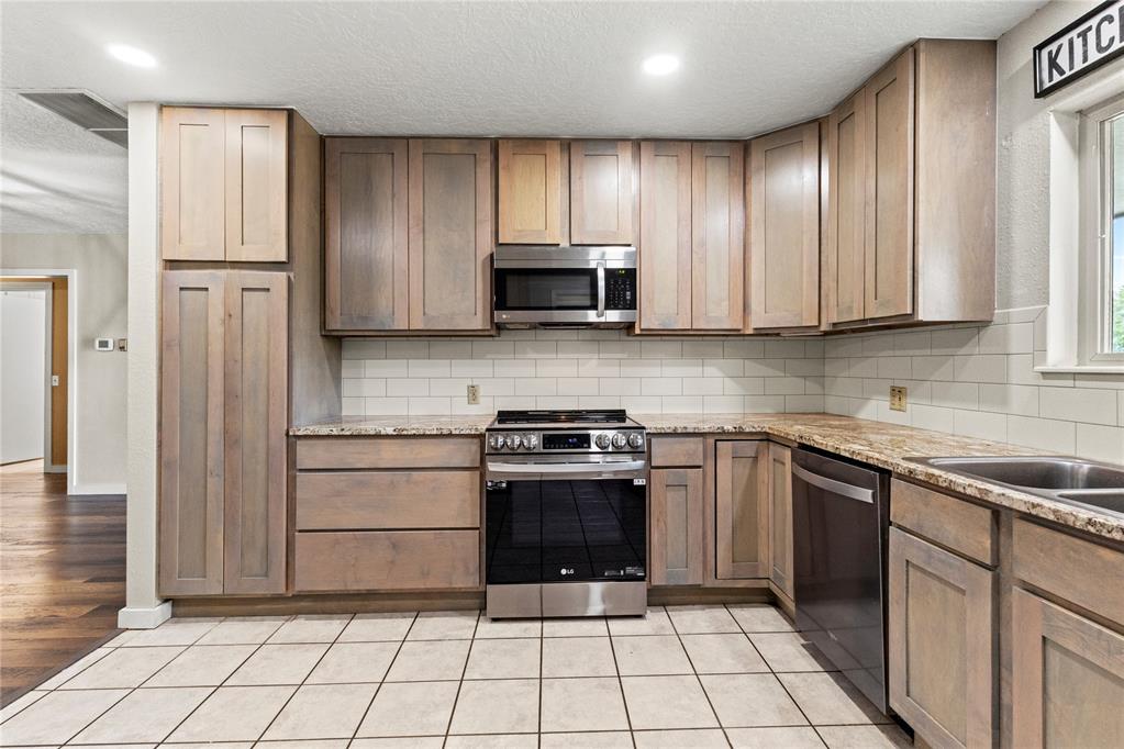 1225 N Indiana Street Property Photo 6