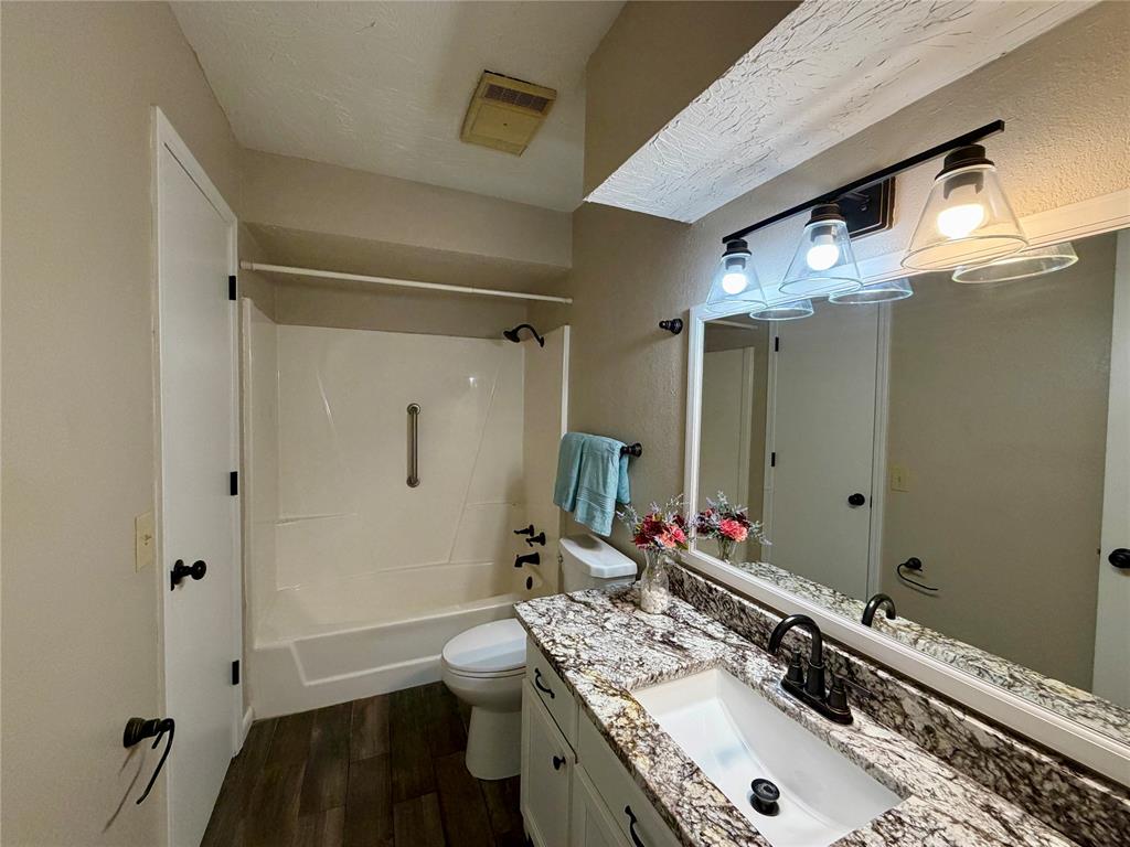 1102 Walnut Street Property Photo 4