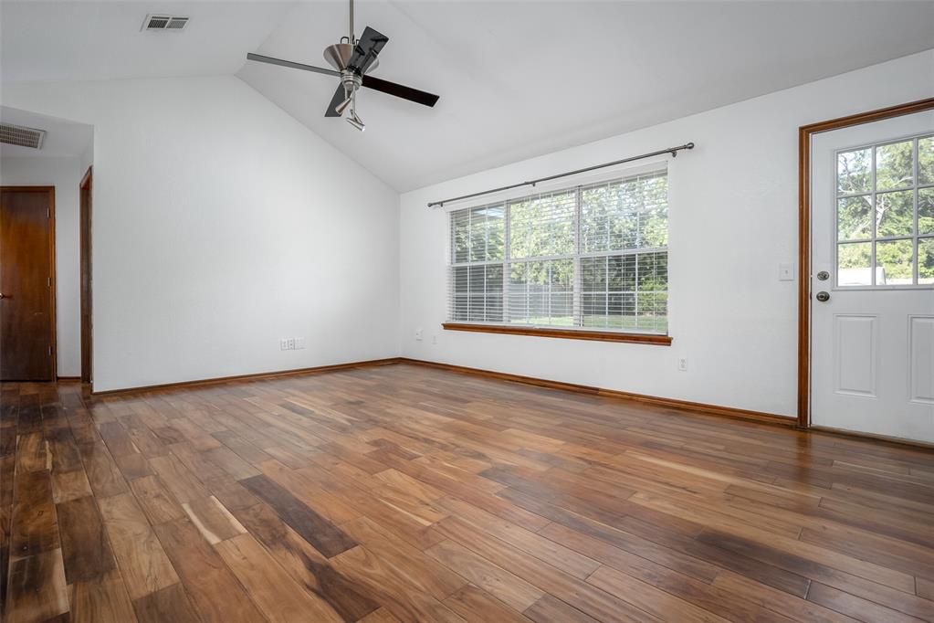 424 Crest Place Property Photo 3