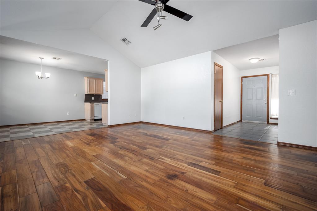 424 Crest Place Property Photo 4