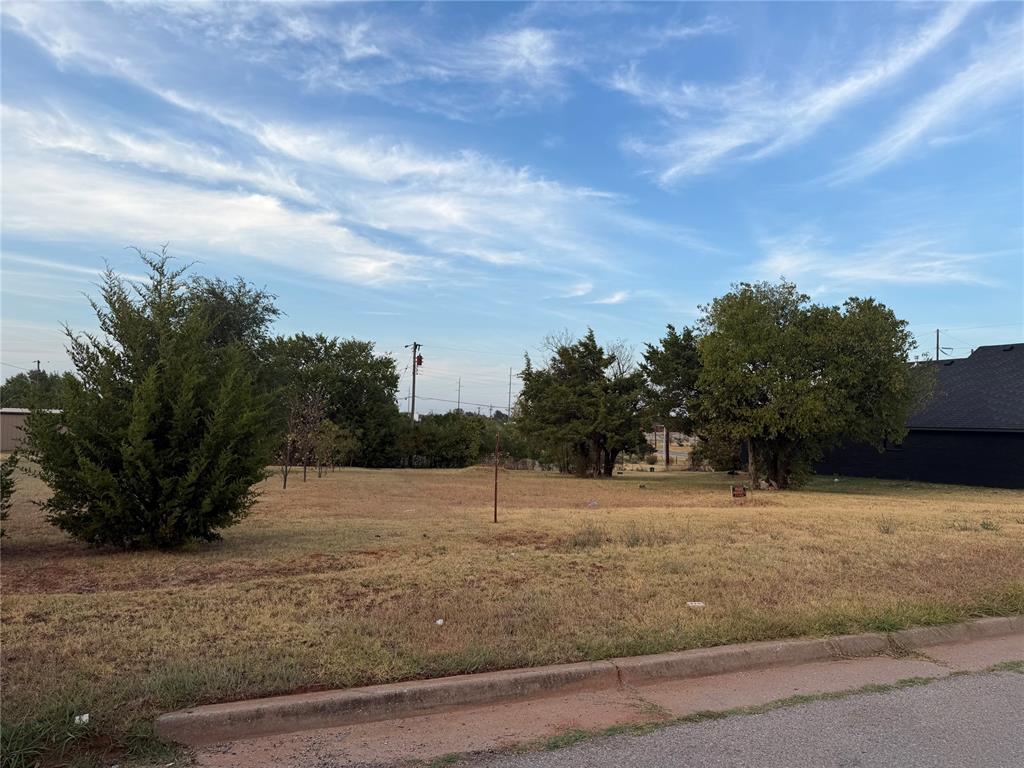 943 E Hill Street Property Photo 3
