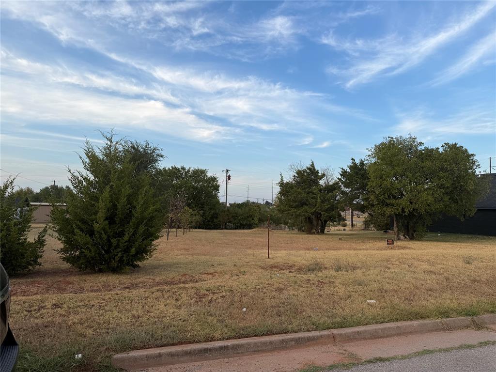 943 E Hill Street Property Photo 4