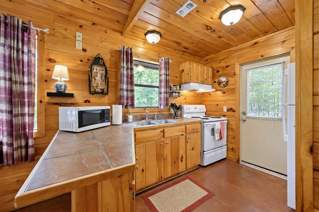288 Split Shot Circle Property Photo 6