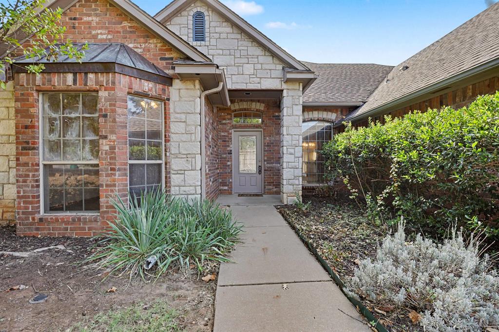 16208 Old Oak Drive Property Photo 3