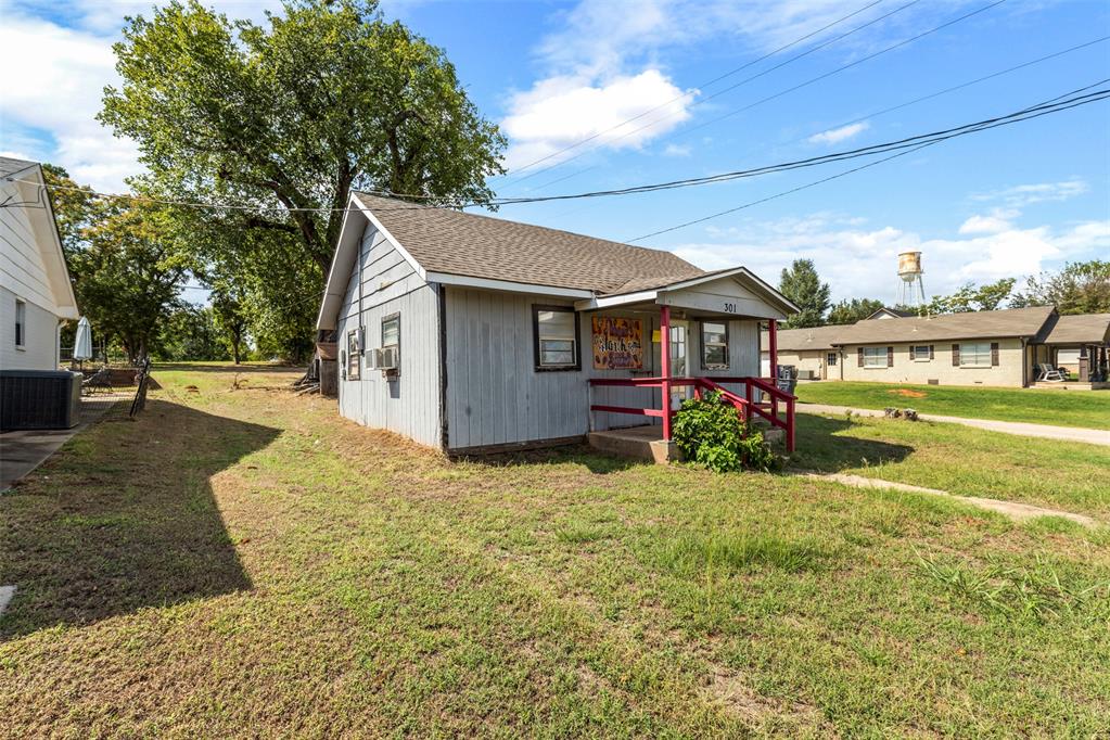 301 S Main Avenue Property Photo 6