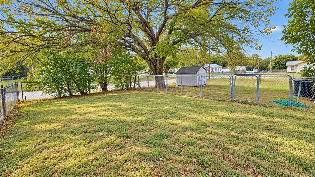 601 N Burgess Street Property Photo 4