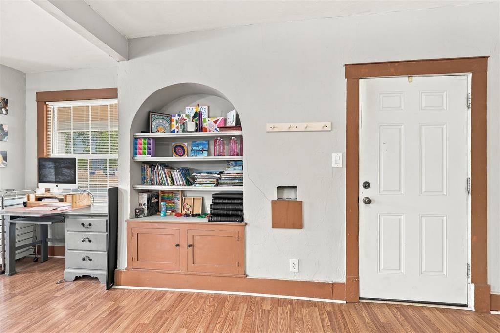 906 S Barker Avenue Property Photo 3