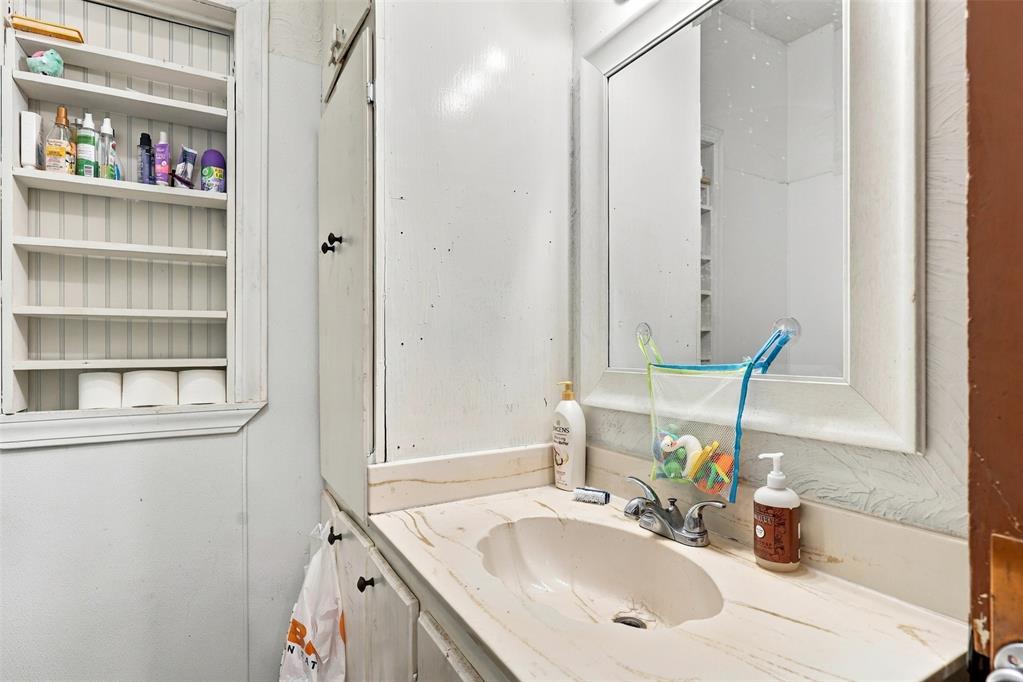 906 S Barker Avenue Property Photo 16