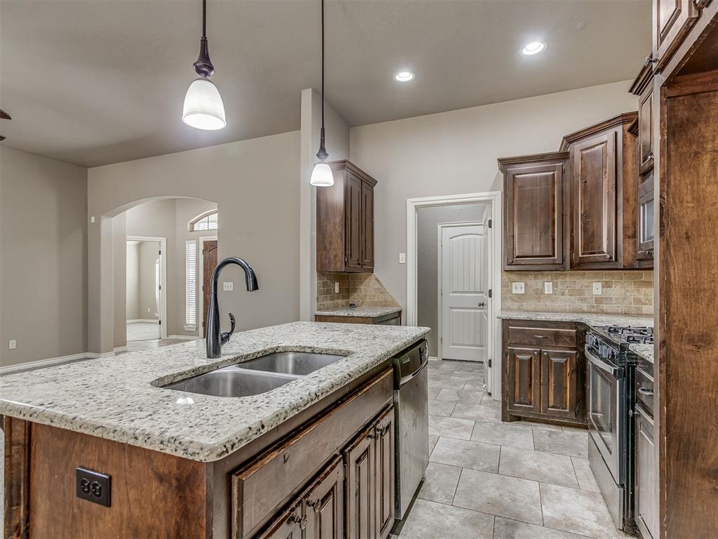 529 Whispering Oaks Boulevard Property Photo 10