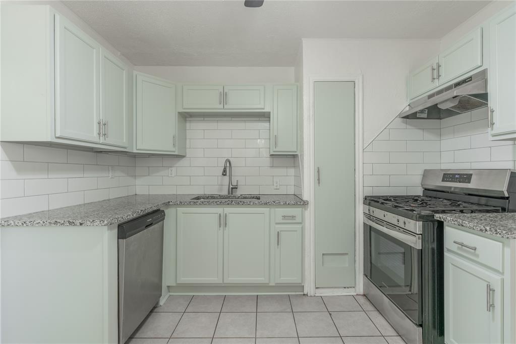 514 E Rickenbacker Drive Property Photo 8