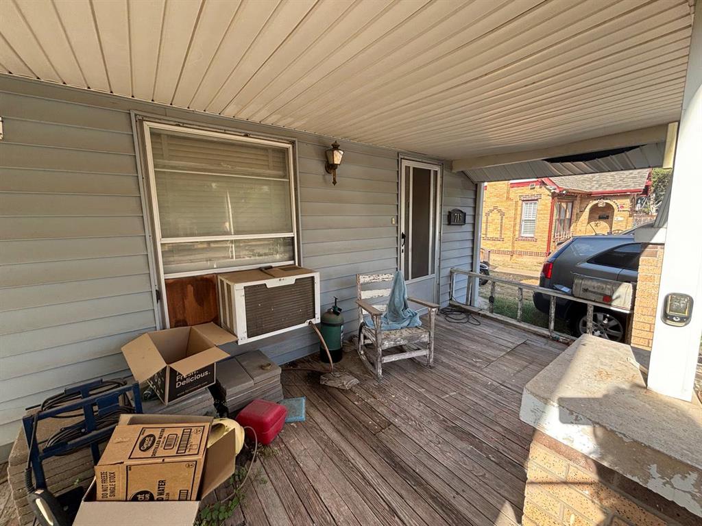 713 Nw Dearborn Avenue Property Photo 3