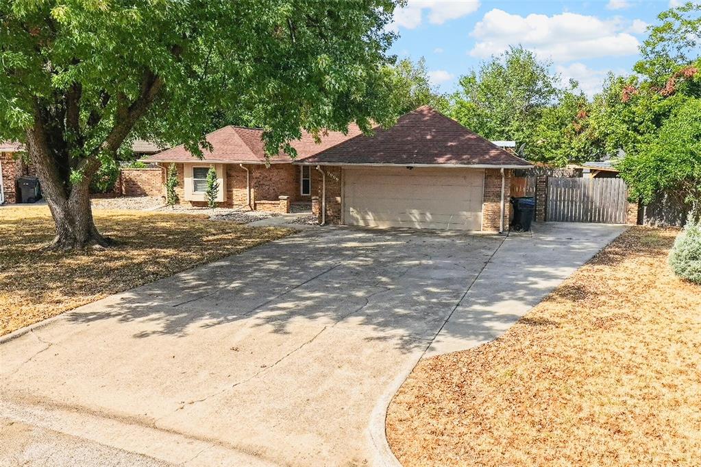 9909 S Allen Drive Property Photo 2