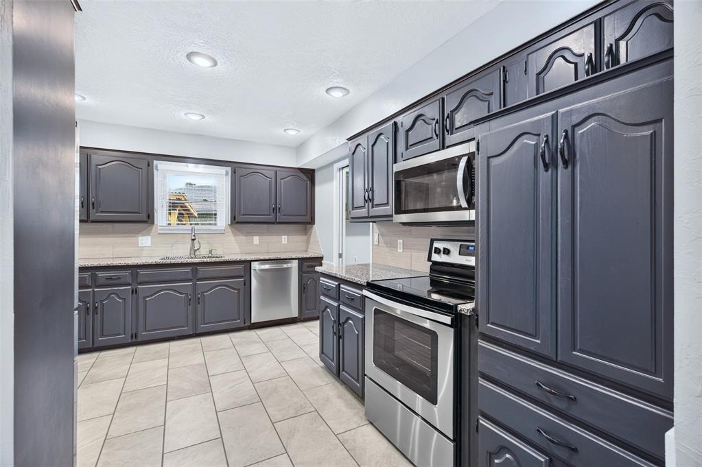 9909 S Allen Drive Property Photo 16