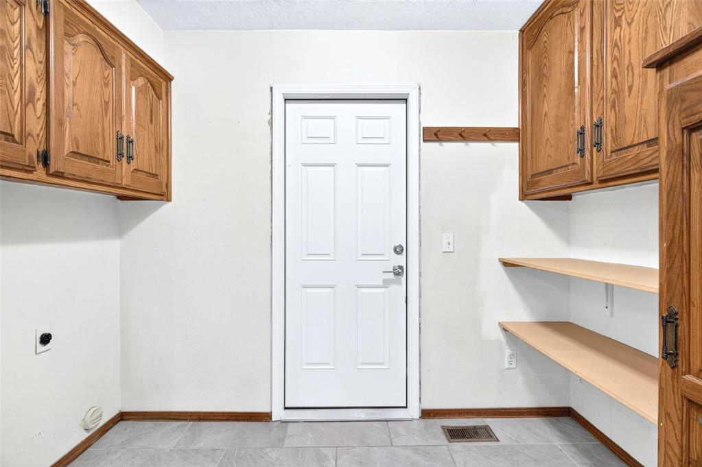 9909 S Allen Drive Property Photo 17