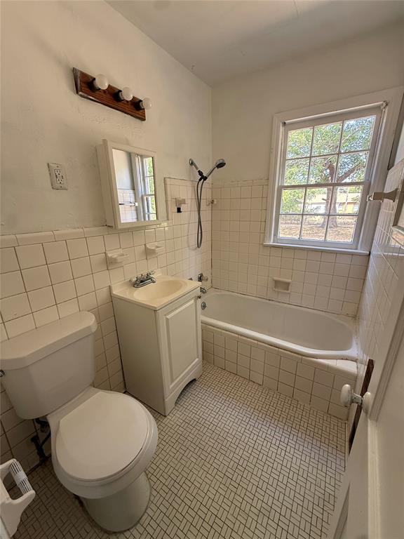 2049 Ne 17th Street Property Photo 10