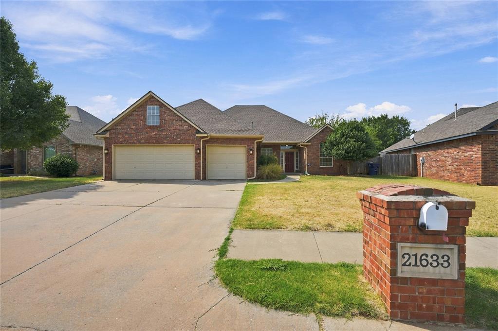 21633 Long Trail Property Photo 2