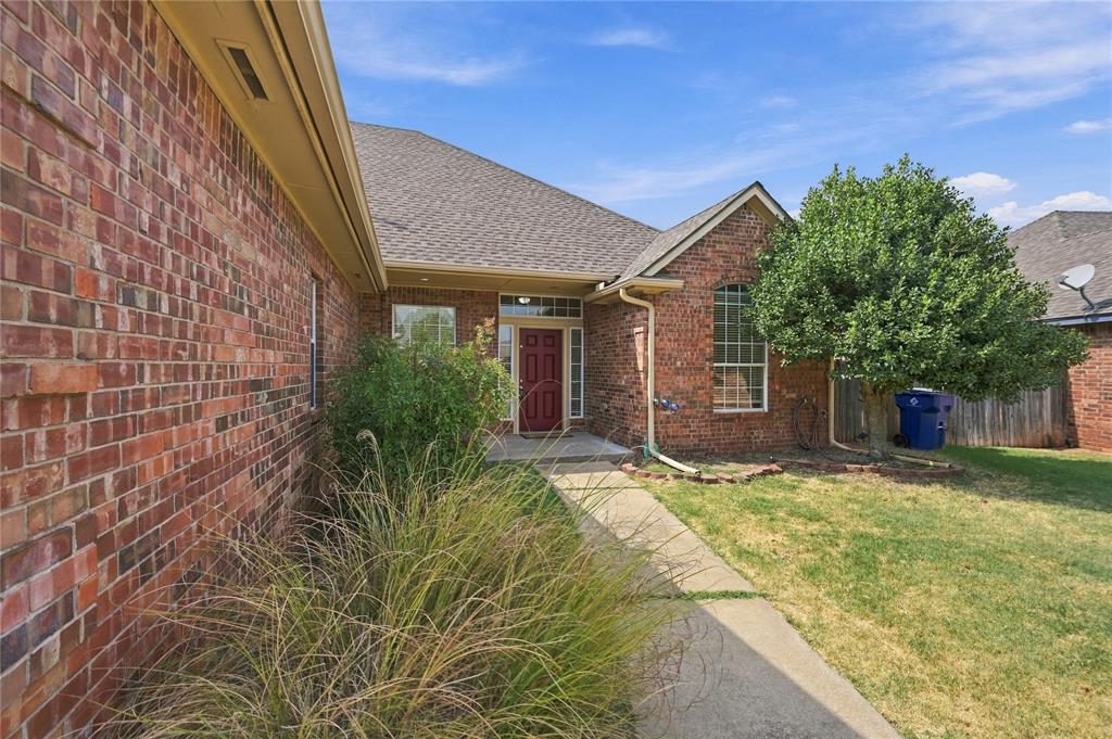 21633 Long Trail Property Photo 3