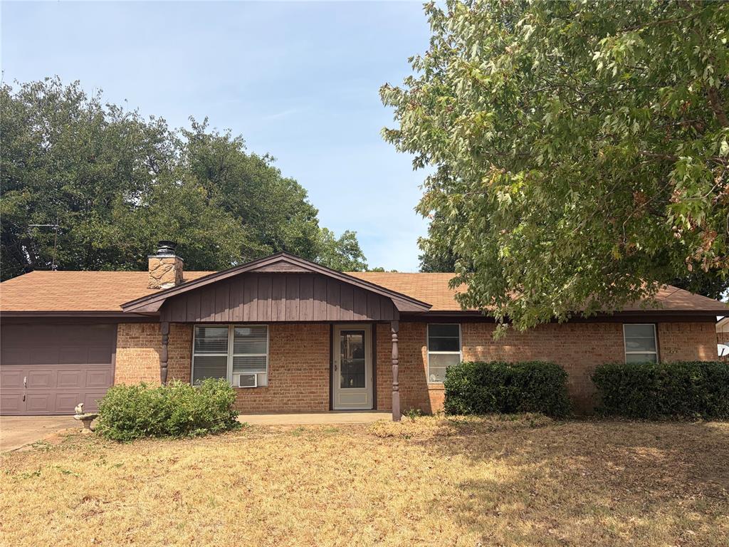 1104 Hillcrest Drive Property Photo 1