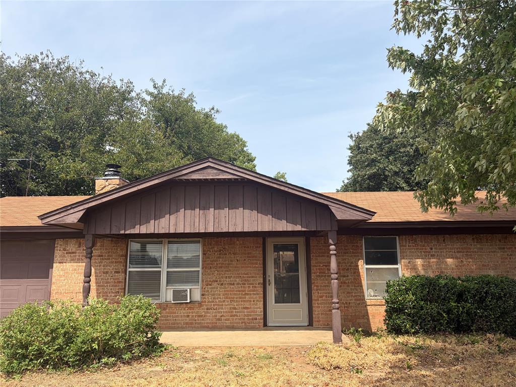 1104 Hillcrest Drive Property Photo 2