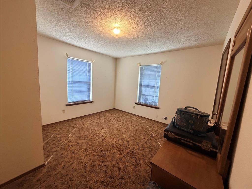 1104 Hillcrest Drive Property Photo 9