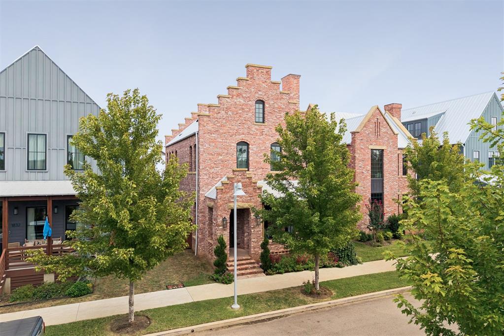 1900 Oso Avenue Property Photo 2