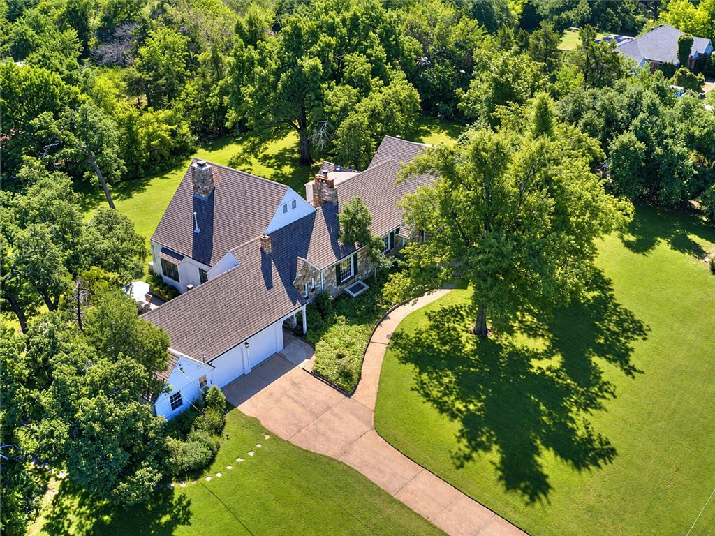 9 N Oakwood Drive Property Photo 1