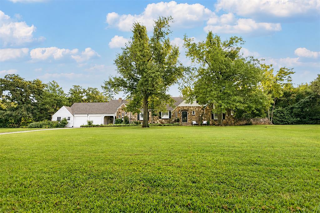 9 N Oakwood Drive Property Photo 3