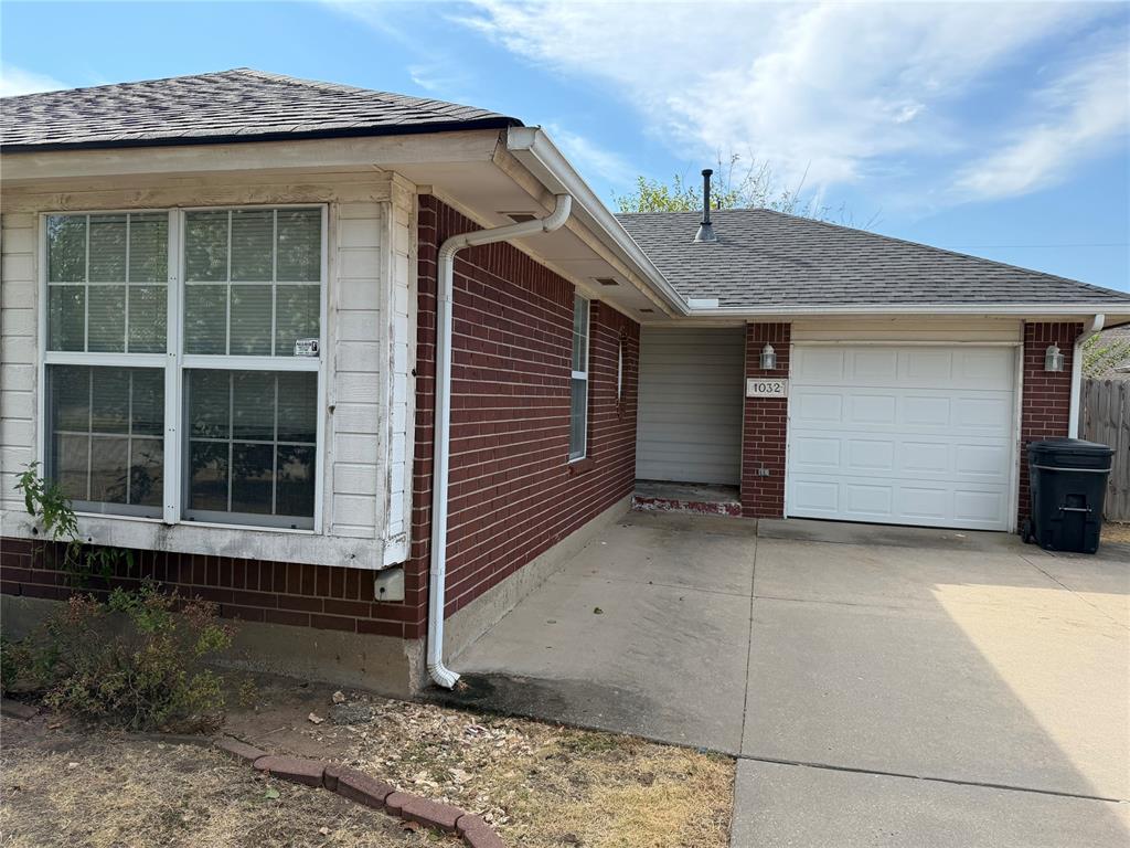 1032 Cambridge Court Property Photo 1
