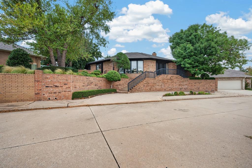 545 E Oak Place Property Photo 1