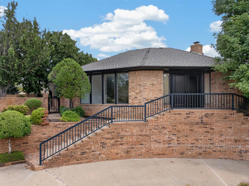 545 E Oak Place Property Photo 3