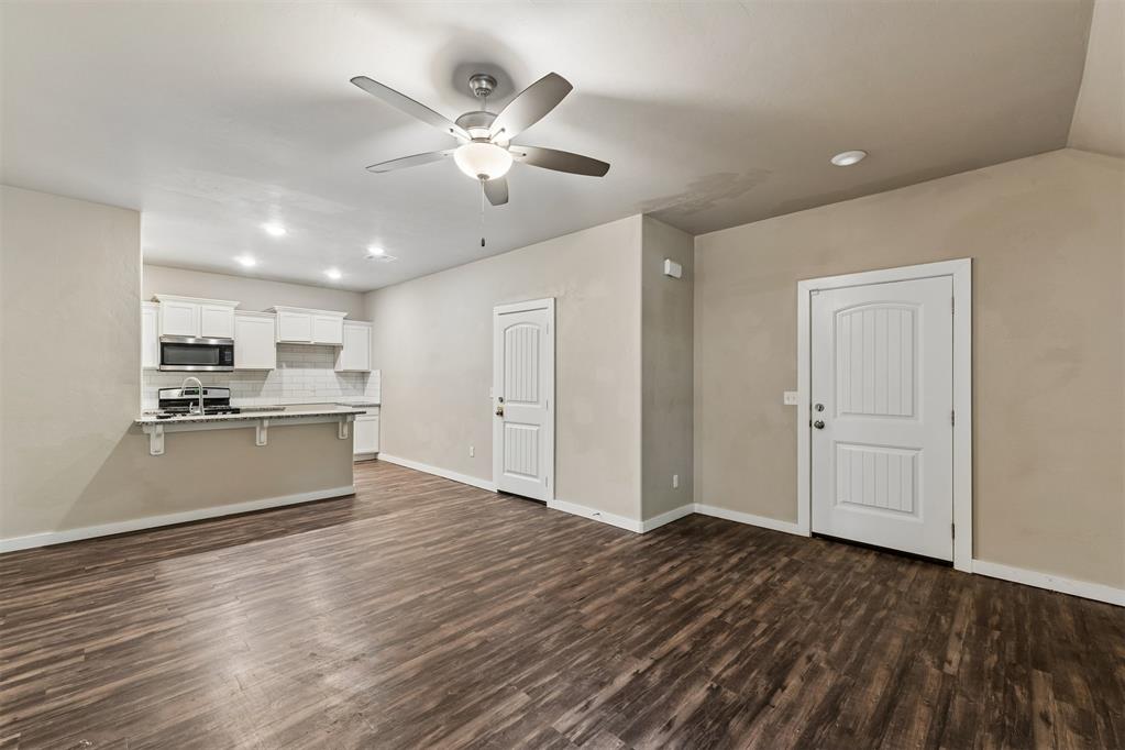 706 W London Street Property Photo 2