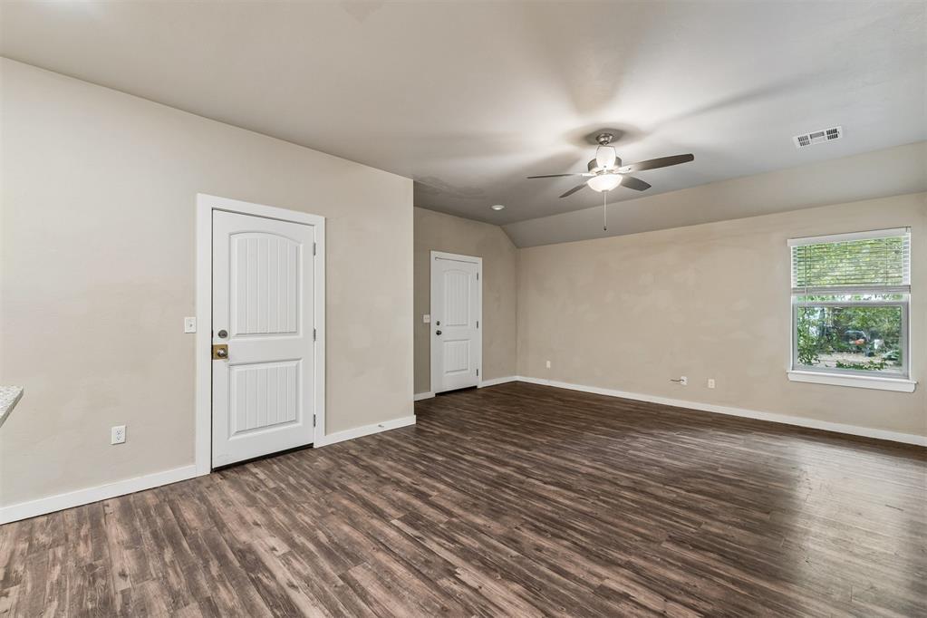 706 W London Street Property Photo 6