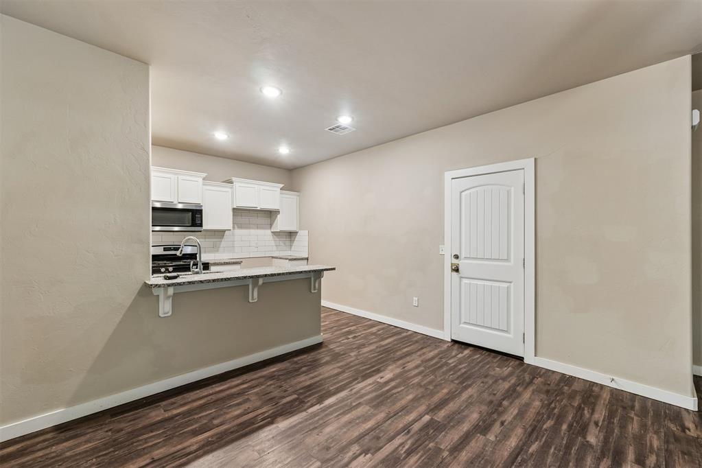 706 W London Street Property Photo 7