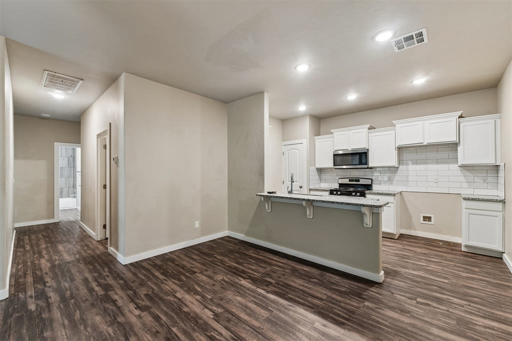 706 W London Street Property Photo 8