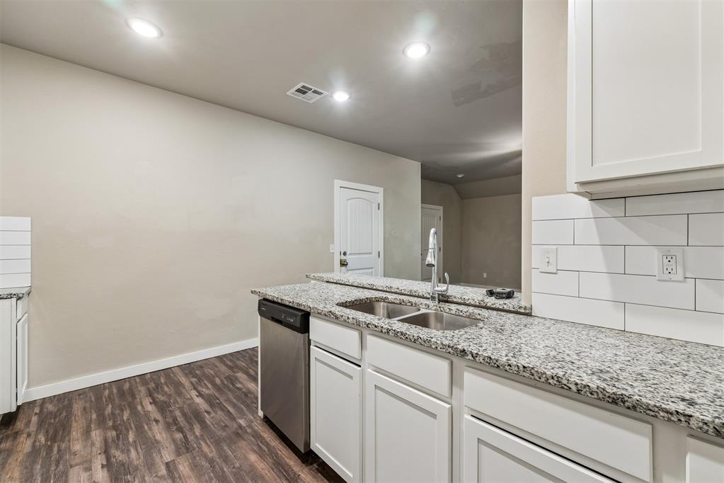 706 W London Street Property Photo 12