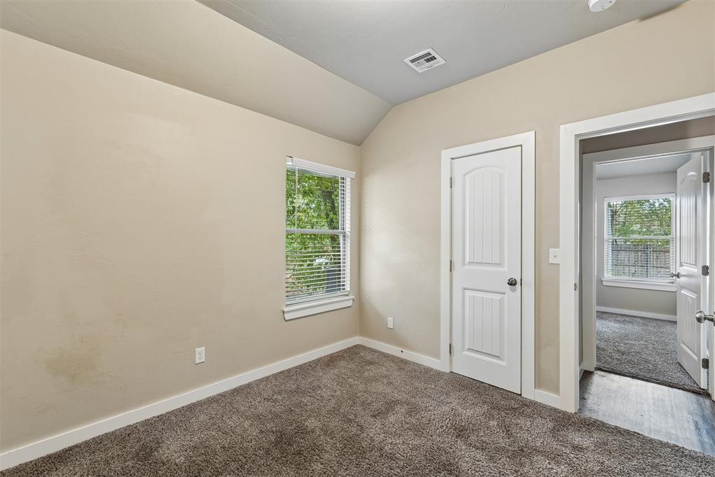 706 W London Street Property Photo 23